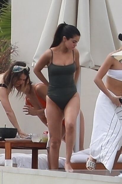 Selena Gomez luce traje de baño en playa de México