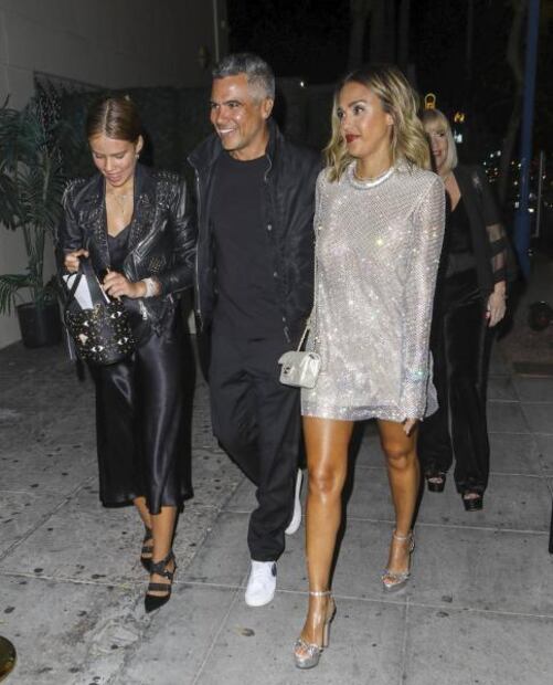 Jessica Alba deslumbra con minivestido plateado en California