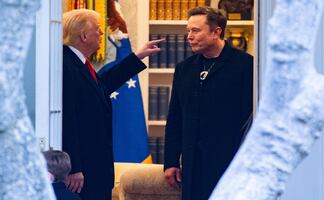 Elon Musk llama "imbécil" y "tonto de remate" a asesor comercial de Trump