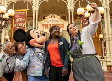 Regresan los abrazos y encuentros con personajes en parques Disney