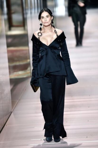¿Qué se hizo en la cara? Demi Moore ‘roba miradas’ con look en pasarela