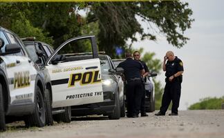 Mujer de Texas retuvo como rehenes a 17 migrantes indocumentados