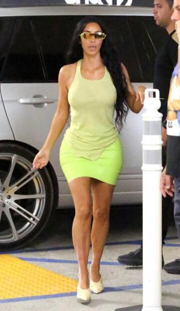 Kim Kardashian impacta con ajustada minifalda neón