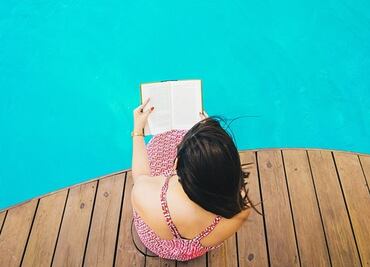 Hoteles de Florida ofrecen libros 'impermeables' para leer en piscinas