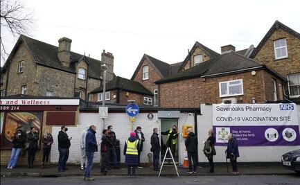 Reino Unido anuncia primera muerte por ómicron y refuerza medidas