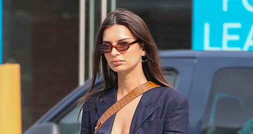 Emily Ratajkowski destila 'glamour' con blazer braless
