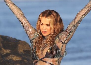 Rita Ora arrasa en Malibú con revelador vestido transparente