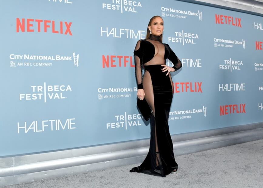 Jennifer Lopez se luce en vestido transparente en estreno de ‘Halftime’