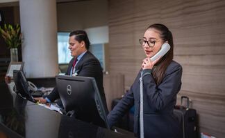 Los empleos que más estadounidenses están abandonando y tienen más vacantes 