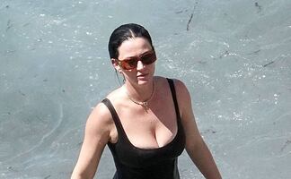 Katy Perry se luce con traje de baño negro en vacaciones con Orlando Bloom