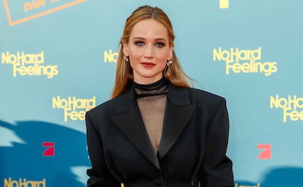Jennifer Lawrence se une a la tendencia sin pantalón con glamuroso blazer en Alemania