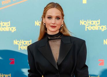 Jennifer Lawrence se une a la tendencia sin pantalón con glamuroso blazer en Alemania