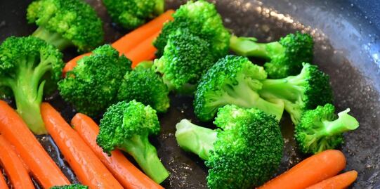 Retiran más de 100 productos de vegetales por riesgo de listeria