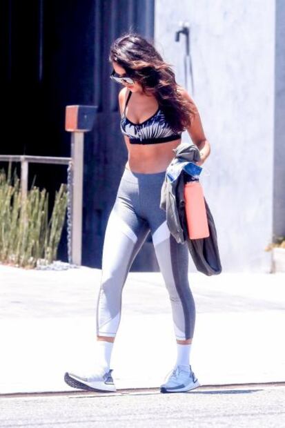 Eiza González impacta con belleza al natural y leggings por Beverly Hills