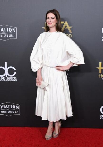 Anne Hathaway impacta en jumpsuit de terciopelo