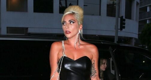 Lady Gaga impacta con vestido de cuero en fiesta de Haus Laboratories