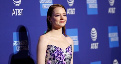 Emma Stone moldea su figura en atuendo strapless