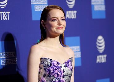 Emma Stone moldea su figura en atuendo strapless