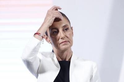 Claudia Sheinbaum se defiende de críticas por no asistir al funeral del papa 