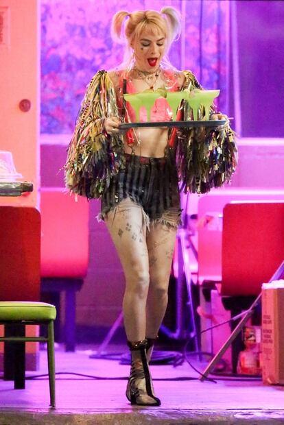Margot Robbie estrena look de 'Harley Quinn' con short a rayas