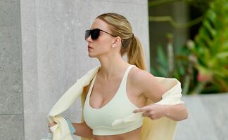 Sydney Sweeney delinea su silueta de infarto con ajustados leggings y micro top