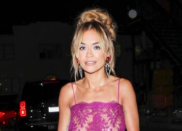 Rita Ora deja a la vista su lencería con atrevido vestido transparente