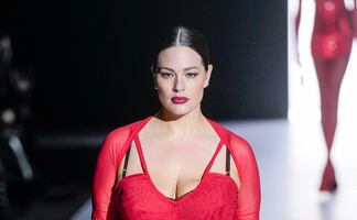 Ashley Graham cautiva con vestido de cuero y transparencias en París
