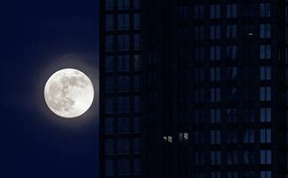 ¿Cuándo será la Superluna llena de fresa en Junio y por qué se llama así?