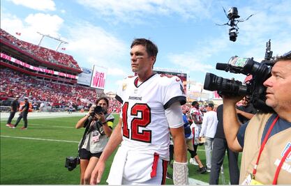 Tom Brady mal y de malas; recibe multa por intentar patear a un rival