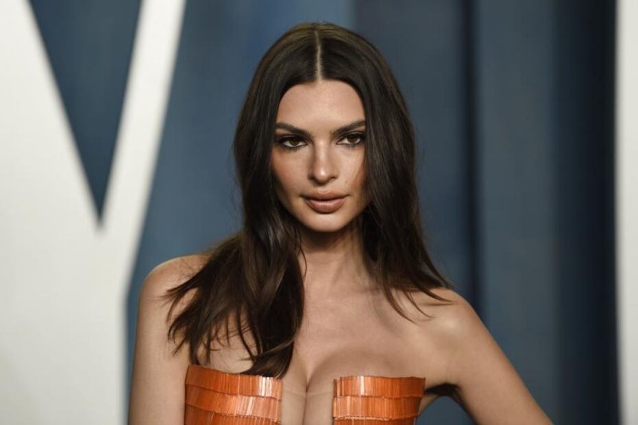 Emily Ratajkowski luce 'escote imposible' en 'after party' de los Oscars 2022