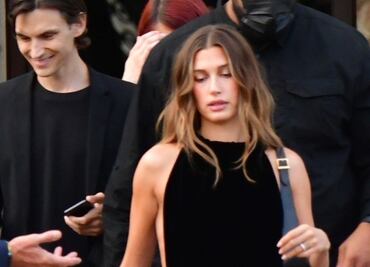 Hailey Bieber luce piernas tonificadas con romper negro en Venecia
