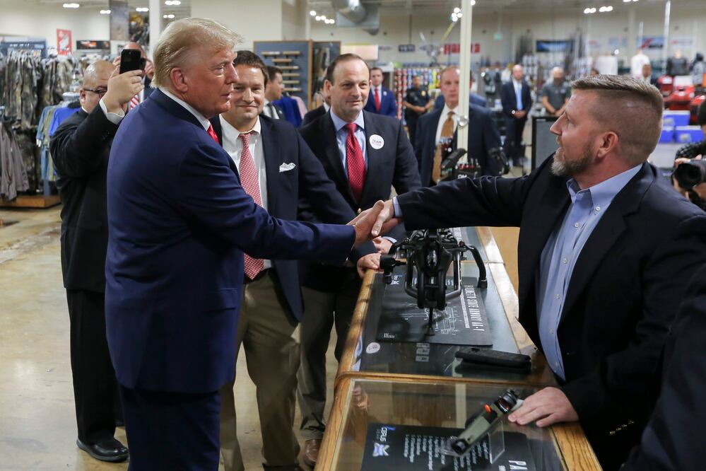 Trump dice en un acto de campaña que quiere comprarse una pistola  (AP Photo/Artie Walker Jr.)