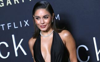 Vanessa Hudgens y su hermana posan con bikinis fluorescentes en yate  