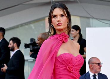 Alessandra Ambrosio 'roba cámara' con espectacular vestido rosa en Venecia