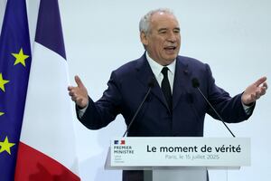 Francia quiere "reconciliar a los franceses con el trabajo"; reducirá días festivos y congelará pensiones