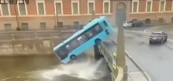 VIRAL. Autobús cae a río desde un puente en San Petersburgo