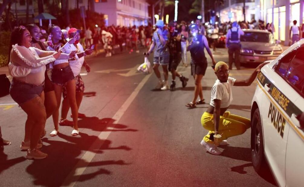 Miami Beach extiende estado de emergencia por multitud de turistas