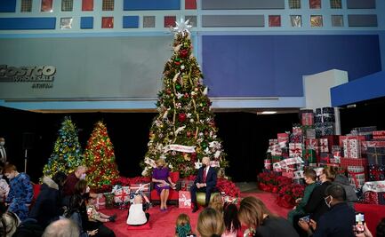 Los Biden visitan a un grupo de niños en hospital y les leen cuento