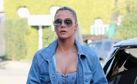 Khloé Kardashian destila glamour con bustier y mezclilla total