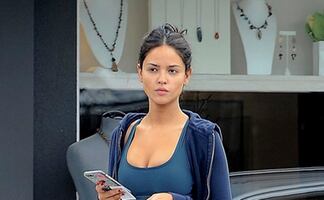 Eiza González presume figura con leggings y crop top en California