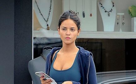Eiza González presume figura con leggings y crop top en California