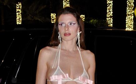 Julia Fox deja poco a la imaginación con bralette transparente y minishort blanco en Miami