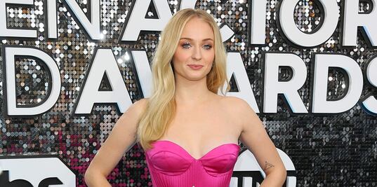 Sophie Turner delinea su figura con vestido rosa en los SAG