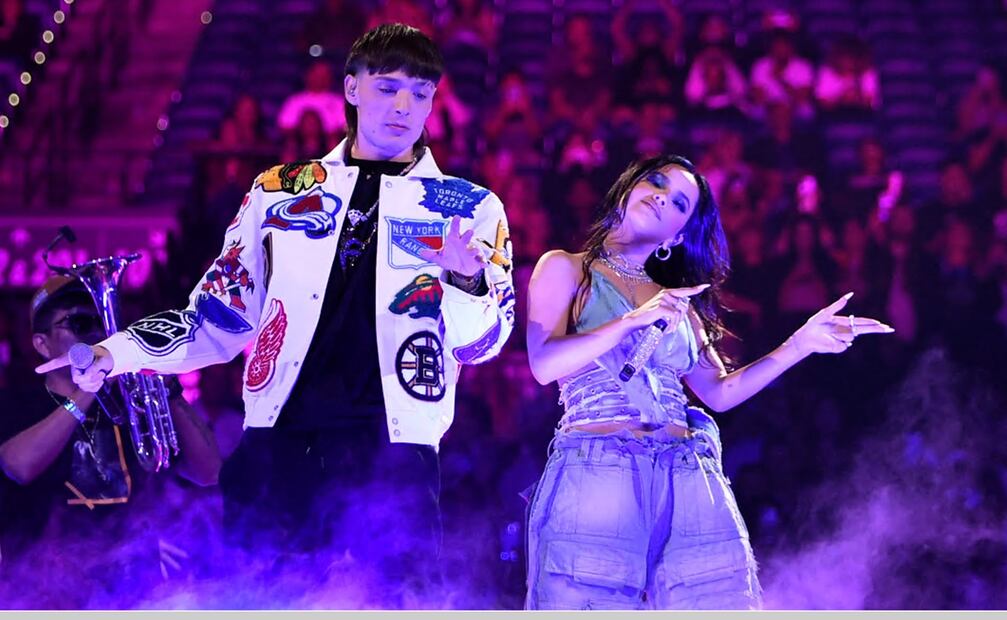 Becky G y Peso Pluma en su presentación en los Latin AMAS, celebrados en Las Vegas.