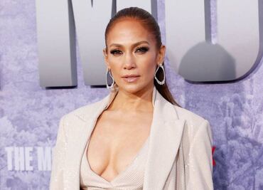 Jennifer Lopez y el escote infinito con el que rompió el internet
