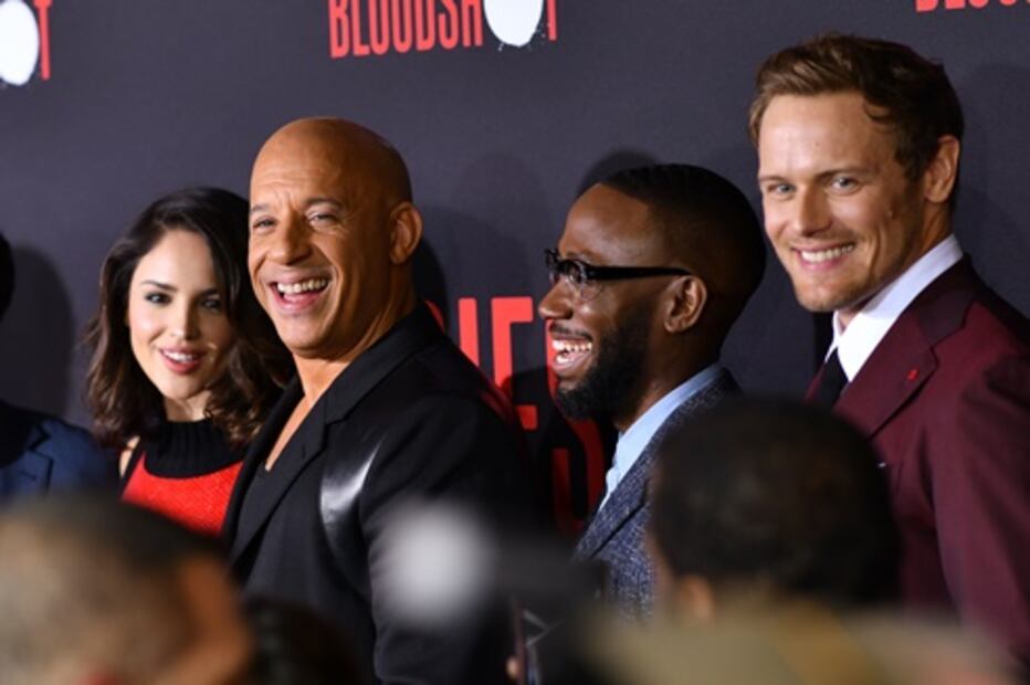 Eiza González luce vestido traslúcido en estreno de 'Bloodshot'