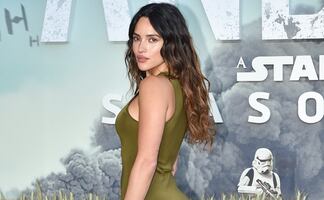 Hija de Ricardo Arjona irradia belleza con vestido de seda y posa con su novio Jason Momoa