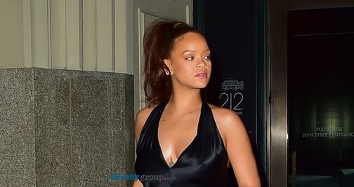 Rihanna luce figura curvilínea con vestido negro en Nueva York
