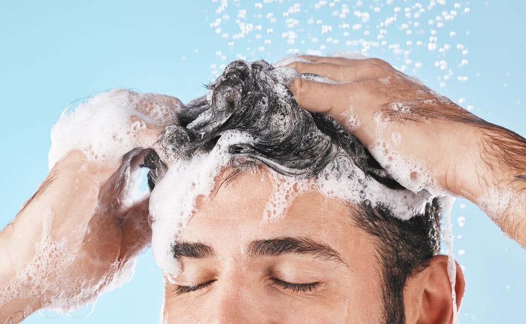 Profeco alerta: champú contaminado puede causar infecciones en ojos, nariz y piel. Foto: iStock-PeopleImages