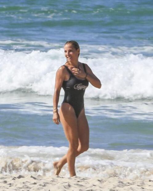 Elsa Pataky 'roba miradas' con traje de baño en la playa